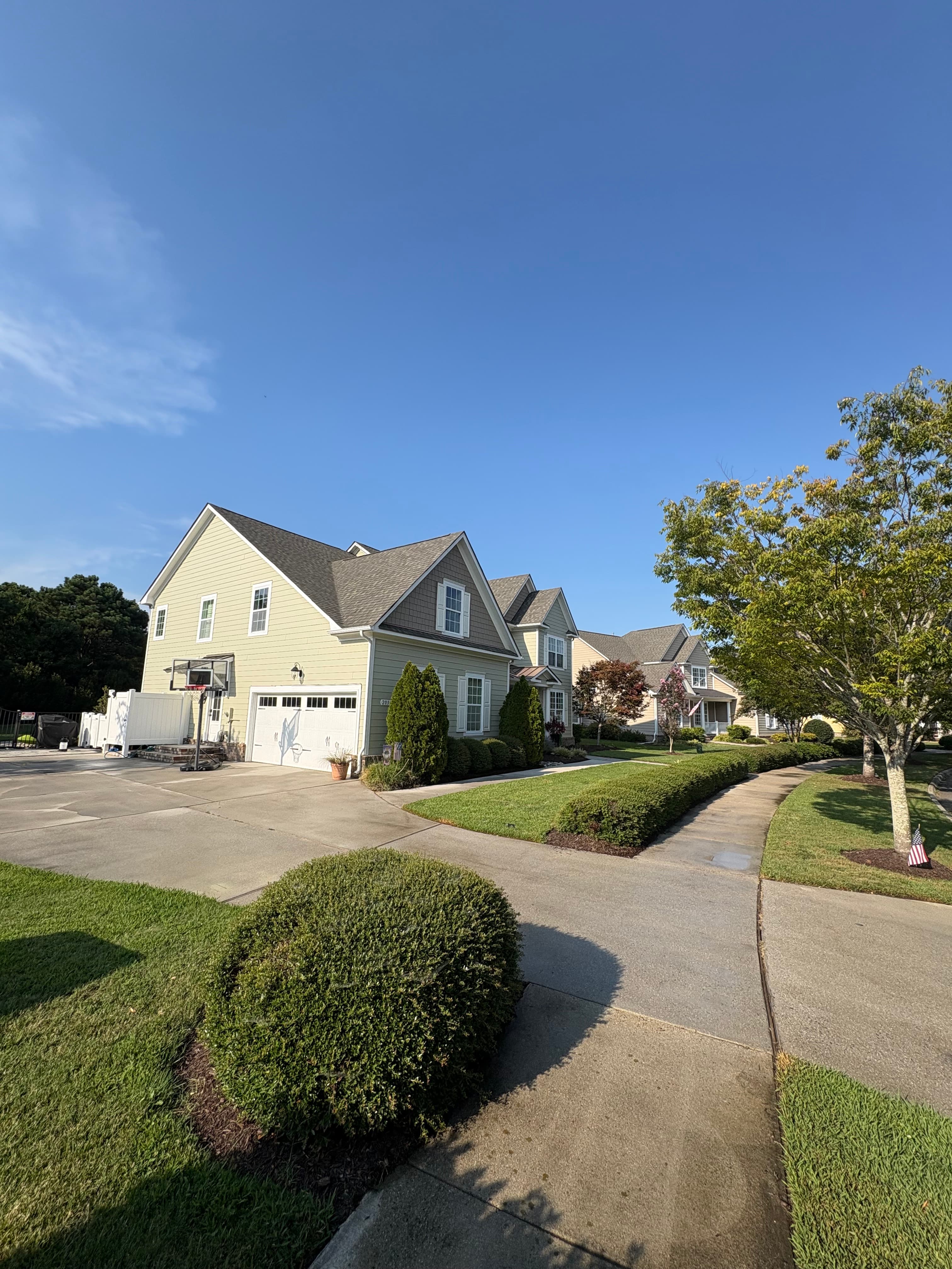 Well-kept neighborhood home with a driveway and sidewalk